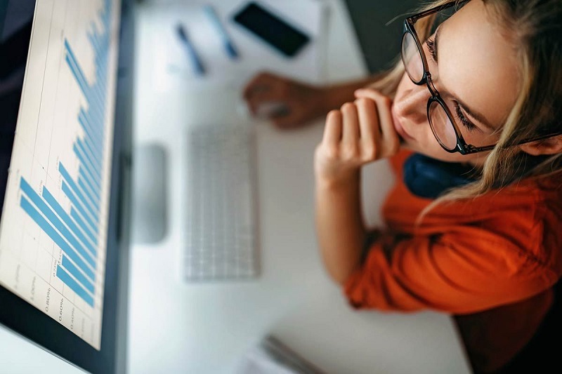 Frau blickt auf einen Computerbildschirm