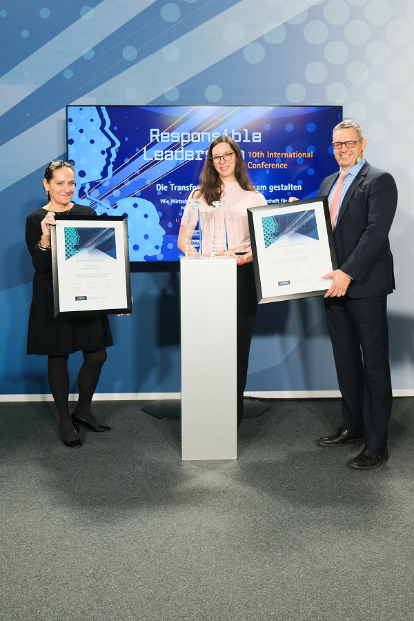 Monika Schaller von Deutsche Post DHL Group nimmt den von Cision verliehenen Sustainable Future Award 2021 entgegen